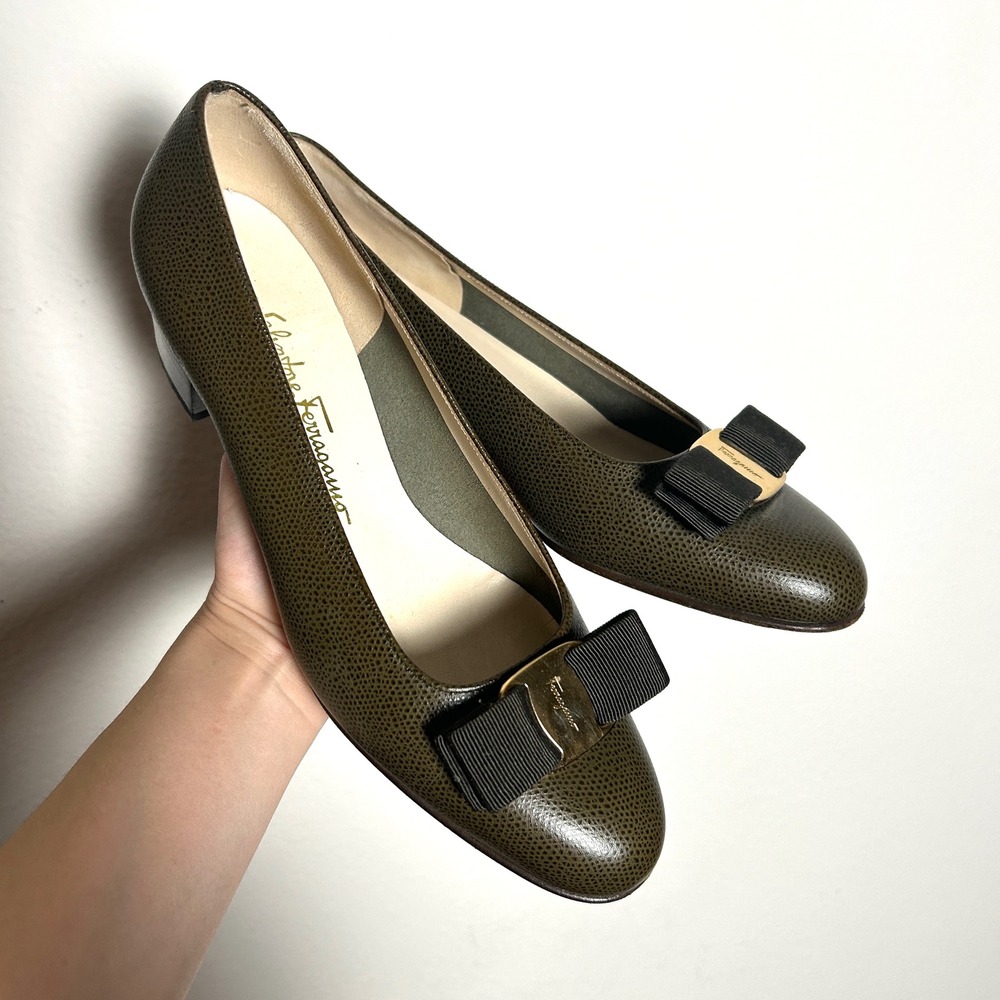 Salvatore Ferragamo Olive Green Leather Vara Bow Vintage Pumps Women Size 7 C